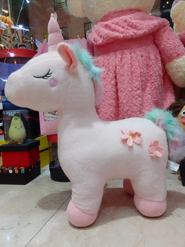 عروسک تک شاخ ایستاده