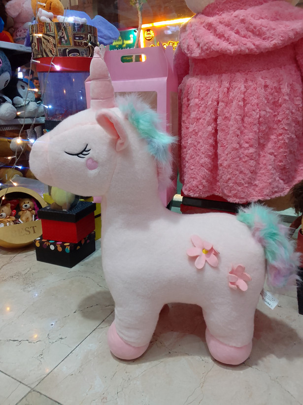 عروسک تک شاخ ایستاده